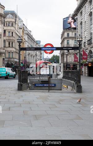 Le centre de Londres est considéré comme exceptionnellement vide et déserté alors que la grève ferroviaire menée par RMT Union se poursuit pour la deuxième journée. Photo : Piccadilly Circus Banque D'Images