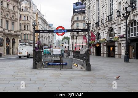 Le centre de Londres est considéré comme exceptionnellement vide et déserté alors que la grève ferroviaire menée par RMT Union se poursuit pour la deuxième journée. Photo : Piccadilly Circus Banque D'Images