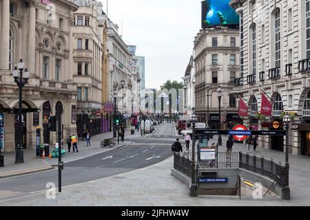 Le centre de Londres est considéré comme exceptionnellement vide et déserté alors que la grève ferroviaire menée par RMT Union se poursuit pour la deuxième journée. Photo : Piccadilly Circus Banque D'Images