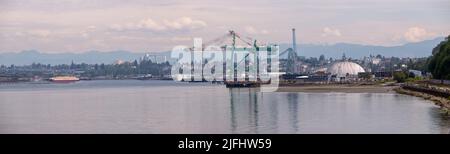 Everett, WA - Etats-Unis: 02-06-2022: Panorama du port d'Everett Waterfront Banque D'Images