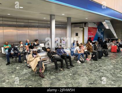 Les effets de la deuxième journée de grèves ferroviaires menées par le syndicat RMT demeurent aujourd'hui. La gare d'Euston est considérée comme relativement calme, avec des voyageurs wai Banque D'Images