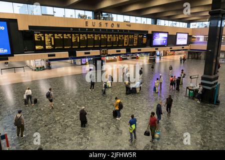 Les effets de la deuxième journée de grèves ferroviaires menées par le syndicat RMT demeurent aujourd'hui. La gare d'Euston est considérée comme relativement calme, avec des voyageurs wai Banque D'Images