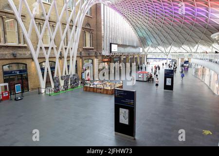 Les effets de la deuxième journée de grèves ferroviaires menées par le syndicat RMT demeurent aujourd'hui. La gare de London King’s Cross est considérée comme relativement calme, avec t Banque D'Images