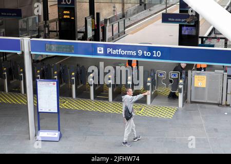 Les effets de la deuxième journée de grèves ferroviaires menées par le syndicat RMT demeurent aujourd'hui. La gare de London King’s Cross est considérée comme relativement calme, avec t Banque D'Images