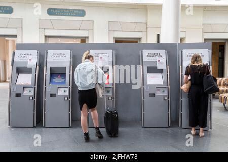 Les effets de la deuxième journée de grèves ferroviaires menées par le syndicat RMT demeurent aujourd'hui. La gare de London King’s Cross est considérée comme relativement calme, avec t Banque D'Images