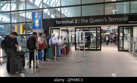 Après avoir rempli le hall des départs du terminal 2 de Londres Heathrow, des passagers sont en file d'attente devant le terminal. Photo prise le 25th juin 2022. © Belinda Jiao Banque D'Images