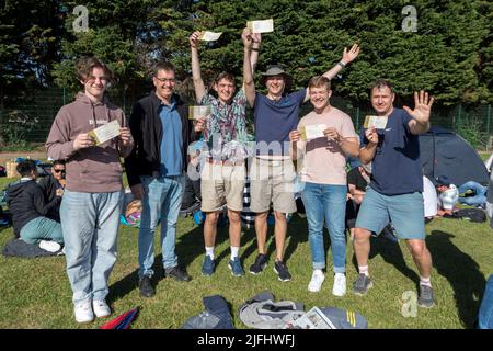 Ce matin, les fans de tennis font de longues files d'attente au parc de Wimbledon pour obtenir des billets avant le championnat. Photo: Un groupe de fans de l'Afrique du Sud queui Banque D'Images