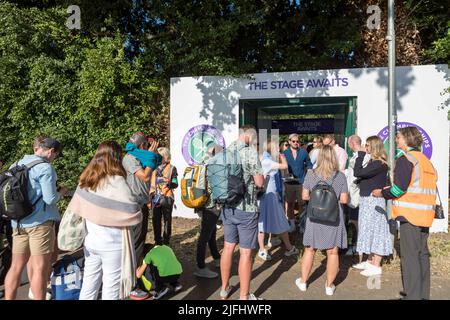 Ce matin, les fans de tennis font de longues files d'attente au parc de Wimbledon pour obtenir des billets avant le championnat. Photo prise le 27th juin 2022. © Belinda Jiao j Banque D'Images