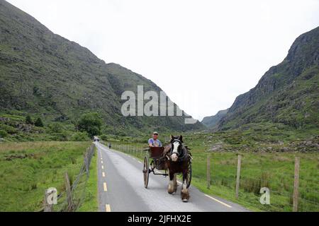 Voiture irlandaise à l'écart de Dunloe près de Killarney Banque D'Images