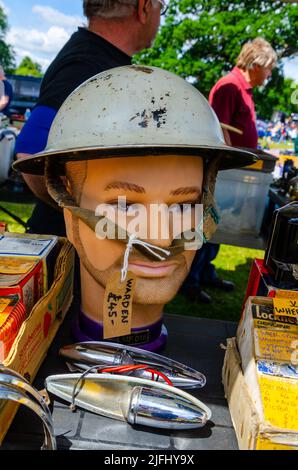 Un casque de gardien de la Guerre mondiale de 2 exposé sur une tête de mannequin et en vente à une foire Banque D'Images