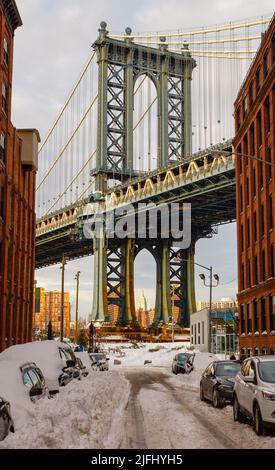 Vue sur le pont de Manhattan par une rue enneigée Banque D'Images