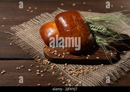 Délicieux tartes faites maison sur une table en bois. Pâtisserie maison. Banque D'Images
