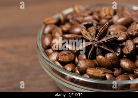 grains de café aux épices de noël dans un bol en verre Banque D'Images