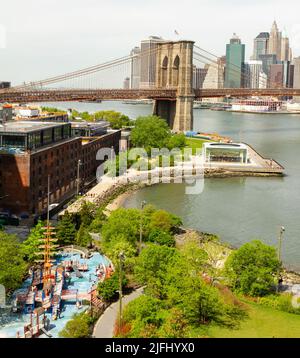 Vue aérienne du parc du pont de Brooklyn avec le pont et Manhattan au loin Banque D'Images