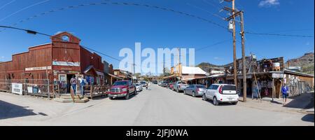 Ville fantôme d'Oatman, Etats-Unis - 3 mars , 2019: Vue panoramique de la célèbre ville fantôme vivante le long de la route historique 66. Banque D'Images