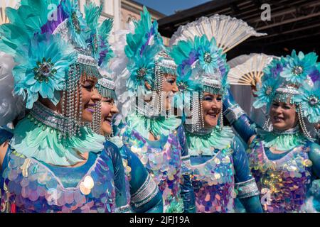 Des danseuses portant des coiffes à plumes posant avant le défilé naval de Samba à Helsinki, place du Sénat, Helsinki, Finlande Banque D'Images