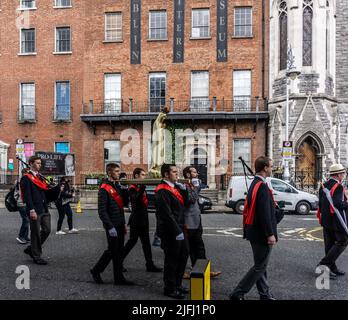 Une statue de la Vierge Marie est transportée lors d'un rallye pro LIFE à Dublin, en Irlande. Banque D'Images