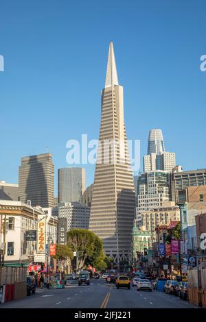 San Francisco, Etats-Unis - 18 mai 2022: Vue sur le centre-ville de la Transamerica bâtiment à San Francisco sous ciel bleu clair. Banque D'Images