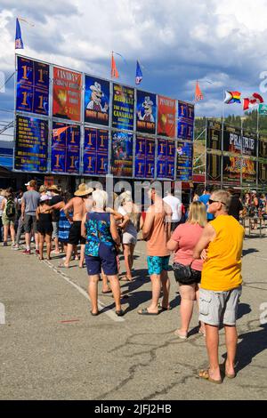 Penticton, Colombie-Britannique, Canada - 1 juillet 2022 : des foules de gens au Festival des côtes de Penticton où des équipes de barbecue de partout au Canada se disputent le bes Banque D'Images