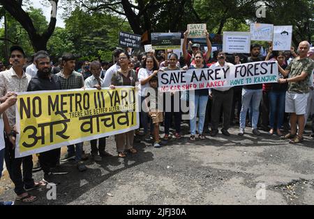 Mumbai, Inde. 03rd juillet 2022. Les manifestants tiennent une bannière disant « No Metro 3 yard » et « Save Aarey Forest » lors de la manifestation contre la coupe des arbres et la construction d'un abri de voitures de métro dans la forêt d'Aarey. Le gouvernement veut ramener la construction du hangar de wagons de métro à la forêt d'Aarey de Kanjurmarg, à mesure que le coût du projet de métro s'intensifie. (Photo par Ashish Vaishnav/SOPA Images/Sipa USA) crédit: SIPA USA/Alay Live News Banque D'Images