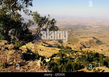 Panorama depuis le sommet du mont Ashetan, Lalibela, région d'Amhara, Éthiopie Banque D'Images