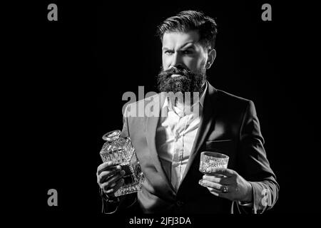 Homme qui boit. Abus d'alcool : homme ivre regardant un verre de whisky. Rétro vintage homme avec whisky ou scotch. Concept alcoolique Banque D'Images