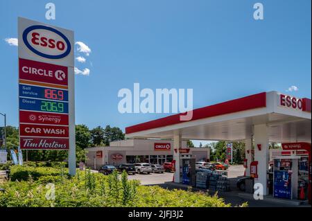 Toronto, Canada. 3rd juillet 2022. Toronto le dernier prix du gaz est de $1,869 le litre à une station ESSO sur le chemin Don Mills à Toronto. Le niveau le plus bas constaté par le conducteur en trois mois avec l'entrée en vigueur de la réduction temporaire de la taxe sur l'essence de l'Ontario sur le 1 juillet 2022. Dominic Chan/EXimages crédit: EXImages/Alamy Live News Banque D'Images