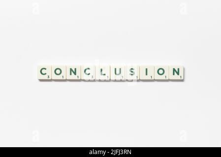 Conclusion formé de carreaux scrabble sur fond blanc. Banque D'Images