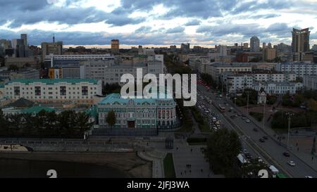 Remblai de l'étang central et Plotinka, le centre historique de la ville d'Ekaterinbourg, Russie. Films. Vue aérienne d'une ville d'été Banque D'Images