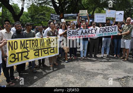 Mumbai, Maharashtra, Inde. 3rd juillet 2022. Les manifestants tiennent une bannière disant « No Metro 3 yard » et « Save Aarey Forest » lors de la manifestation contre la coupe des arbres et la construction d'un abri de voitures de métro dans la forêt d'Aarey. Le gouvernement veut ramener la construction du hangar de wagons de métro à la forêt d'Aarey de Kanjurmarg, à mesure que le coût du projet de métro s'intensifie. (Credit image: © Ashish Vaishnav/SOPA Images via ZUMA Press Wire) Credit: ZUMA Press, Inc./Alamy Live News Banque D'Images