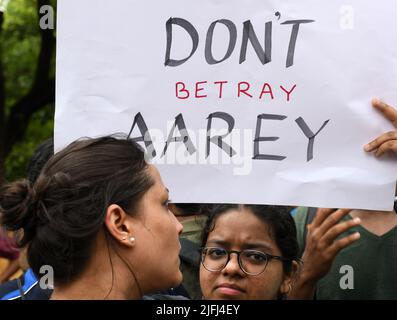 Mumbai, Maharashtra, Inde. 3rd juillet 2022. Un manifestant tient un écriteau indiquant « ne pas trahir Aarey » lors de la manifestation contre la coupe des arbres et la construction d'un abri de métro dans la forêt d'Aarey. Le gouvernement veut ramener la construction du hangar de wagons de métro à la forêt d'Aarey de Kanjurmarg, à mesure que le coût du projet de métro s'intensifie. (Credit image: © Ashish Vaishnav/SOPA Images via ZUMA Press Wire) Credit: ZUMA Press, Inc./Alamy Live News Banque D'Images