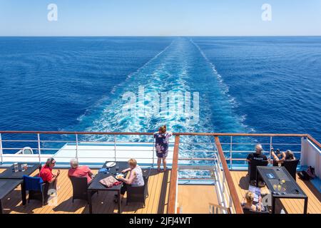 Vue depuis le pont de mer du bateau de croisière Marella Explorer, Mer Adriatique, Mer méditerranée, Europe Banque D'Images
