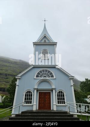 Seydisfjordur, Islande - 23.June 2022: La célèbre ville de Seydisfjordur avec quelques bâtiments islandais typiques Banque D'Images