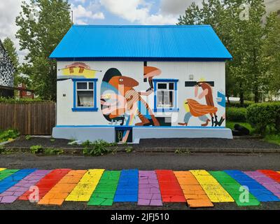 Seydisfjordur, Islande - 23.June 2022: La célèbre route arc-en-ciel de Seydisfjordur avec des bâtiments islandais autour de l'exposition des œuvres d'art peint des murs Banque D'Images