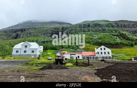 Seydisfjordur, Islande - 23.June 2022: La célèbre ville de Seydisfjordur avec quelques bâtiments islandais typiques Banque D'Images