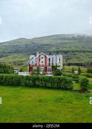 Seydisfjordur, Islande - 23.June 2022: La célèbre ville de Seydisfjordur avec quelques bâtiments islandais typiques Banque D'Images