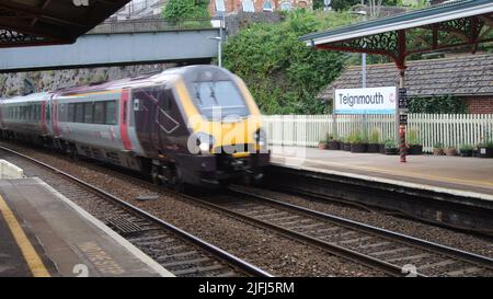 Un train Arriva Cross Country Voyager traversant la gare de Teignmouth, Devon, Angleterre, Royaume-Uni Banque D'Images