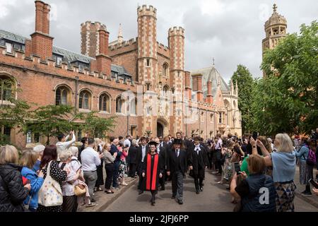 Les diplômés de Cambridge du Trinity College quittent leur collège pour assister à la cérémonie de remise des diplômes ce matin au Sénat. Photo prise le 29th juin Banque D'Images