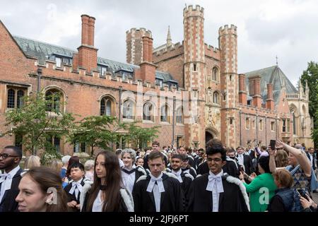 Les diplômés de Cambridge du Trinity College quittent leur collège pour assister à la cérémonie de remise des diplômes ce matin au Sénat. Photo prise le 29th juin Banque D'Images