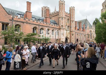 Les diplômés de Cambridge du Trinity College quittent leur collège pour assister à la cérémonie de remise des diplômes ce matin au Sénat. Photo prise le 29th juin Banque D'Images