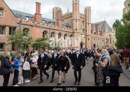 Les diplômés de Cambridge du Trinity College quittent leur collège pour assister à la cérémonie de remise des diplômes ce matin au Sénat. Photo prise le 29th juin Banque D'Images