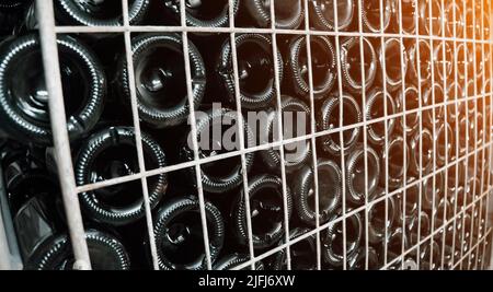 Bouteilles de verre avec vin en gros plan. Stockage du vin à l'usine. Banque D'Images