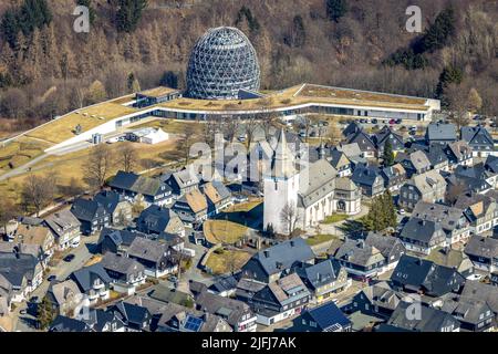 Vue aérienne, Oversum Vital Resort am Winterberg Spa Park et église St Jakobus, Winterberg, pays aigre, Rhénanie-du-Nord-Westphalie, Allemagne, lieu des millepertuis Banque D'Images