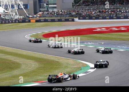 Silverstone, Northants, Royaume-Uni - 1st juillet, 2022 Un courant de F1 voitures contournent le Brooklands Corner pendant la semaine DU GRAND Prix britannique LENOVO FORMULA 1 Banque D'Images