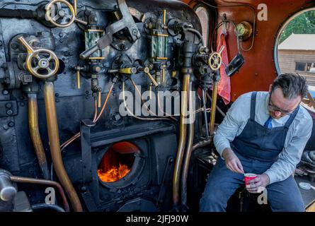 Vannes de contrôle de la centrale incendie et de la chaudière principale du train à vapeur de la locomotive no 53809 de classe 7F 2-8-0 à la gare de Holt, Norfolk, Angleterre. Banque D'Images