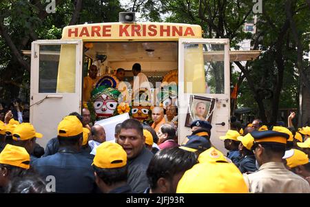 Mumbai, Inde. 03rd juillet 2022. Idoles vues dans un camion pendant le Rath Yatra (procession de char) de Lord Jagannath. La procession du Seigneur Jagannath (Seigneur Krishna, son frère Balabhadra et sa sœur Subhadra) est réalisée avec un char spécialement décoré avec les idoles, tiré avec une corde par les dévotés qui chantent et dansent pendant la procession. (Photo par Ashish Vaishnav/SOPA Images/Sipa USA) crédit: SIPA USA/Alay Live News Banque D'Images