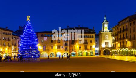 Place centrale de la ville de Vic Placa Major avec arbre de Noël principal décoré de lumières Banque D'Images