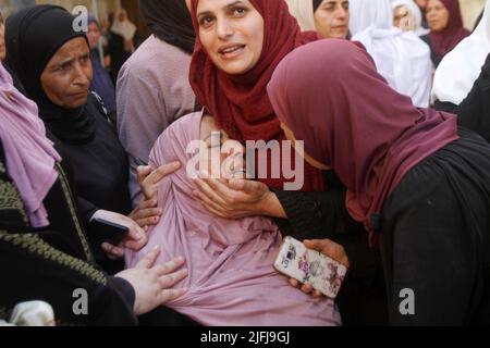 Jenin, Cisjordanie, Palestine. 22nd juin 2022. Des parents pleurent lors des funérailles de Kamel Alawneh, un palestinien de 17 ans, qui a été tué par balle par l'armée israélienne après s'être affronté avec des pierres dans le village de Jaba, près de la ville de Djénine, en Cisjordanie occupée. (Credit image: © Nasser Ishtayeh/SOPA Images via ZUMA Press Wire) Banque D'Images