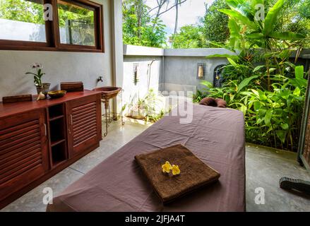 Sri Lanka - 4 novembre 2017 : salon de beauté intérieur dans un complexe tropical, lit de massage dans un spa ou centre de bien-être sur la plage. Salle de cosmétologie intérieure à Indian o Banque D'Images