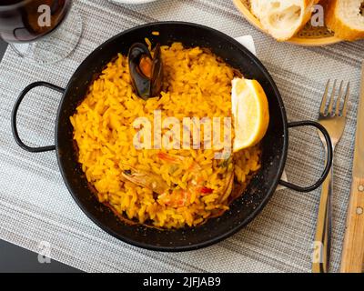 Paella marinera avec crevettes et moules servies sur le frype de fer Banque D'Images